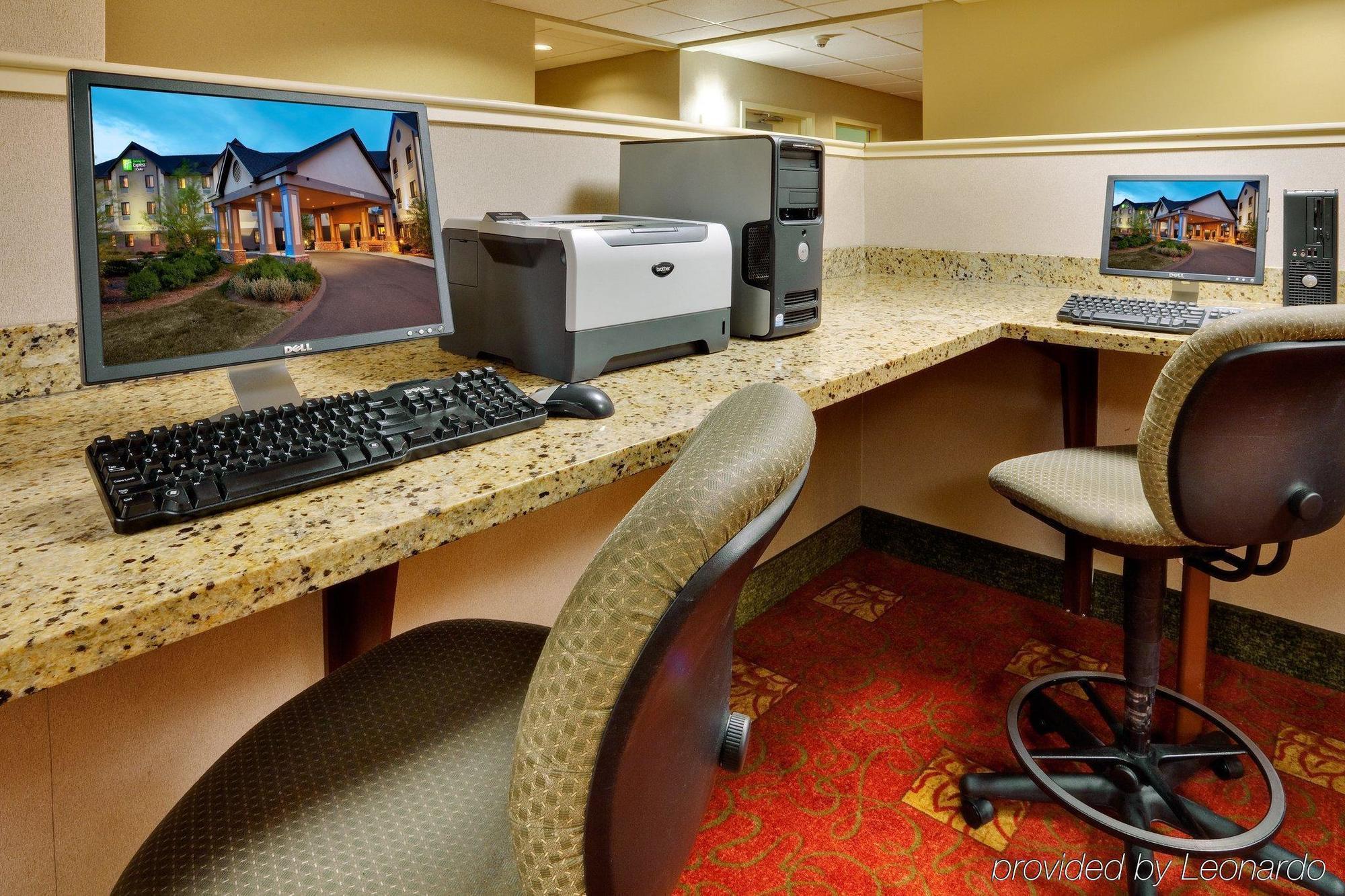Holiday Inn Express & Suites Bradley Airport By Ihg Windsor Locks Exterior photo