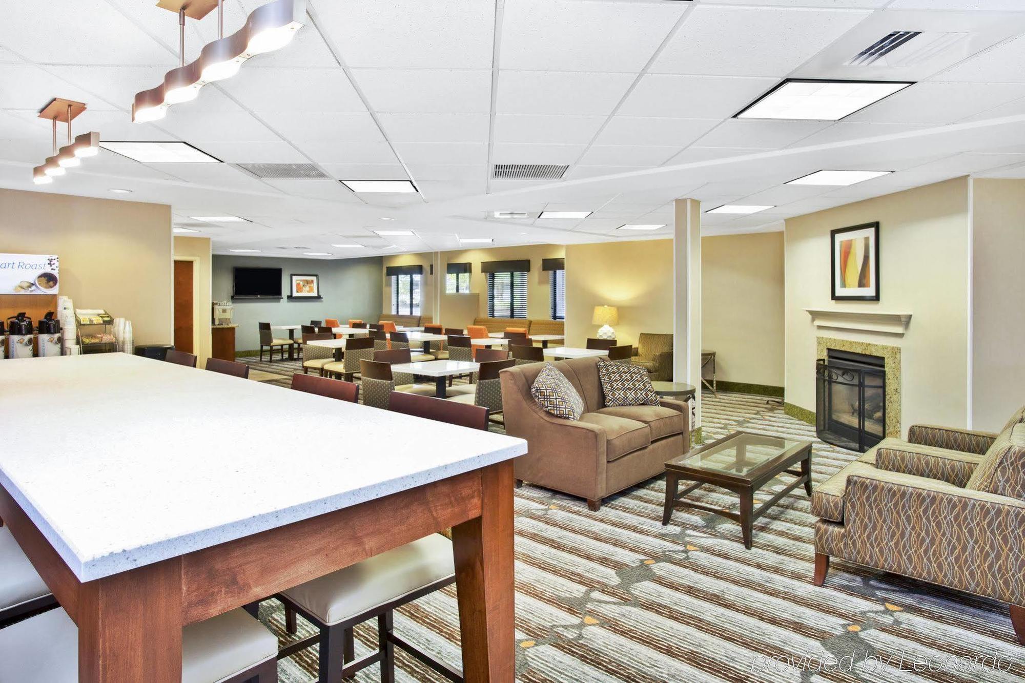 Holiday Inn Express & Suites Bradley Airport By Ihg Windsor Locks Exterior photo
